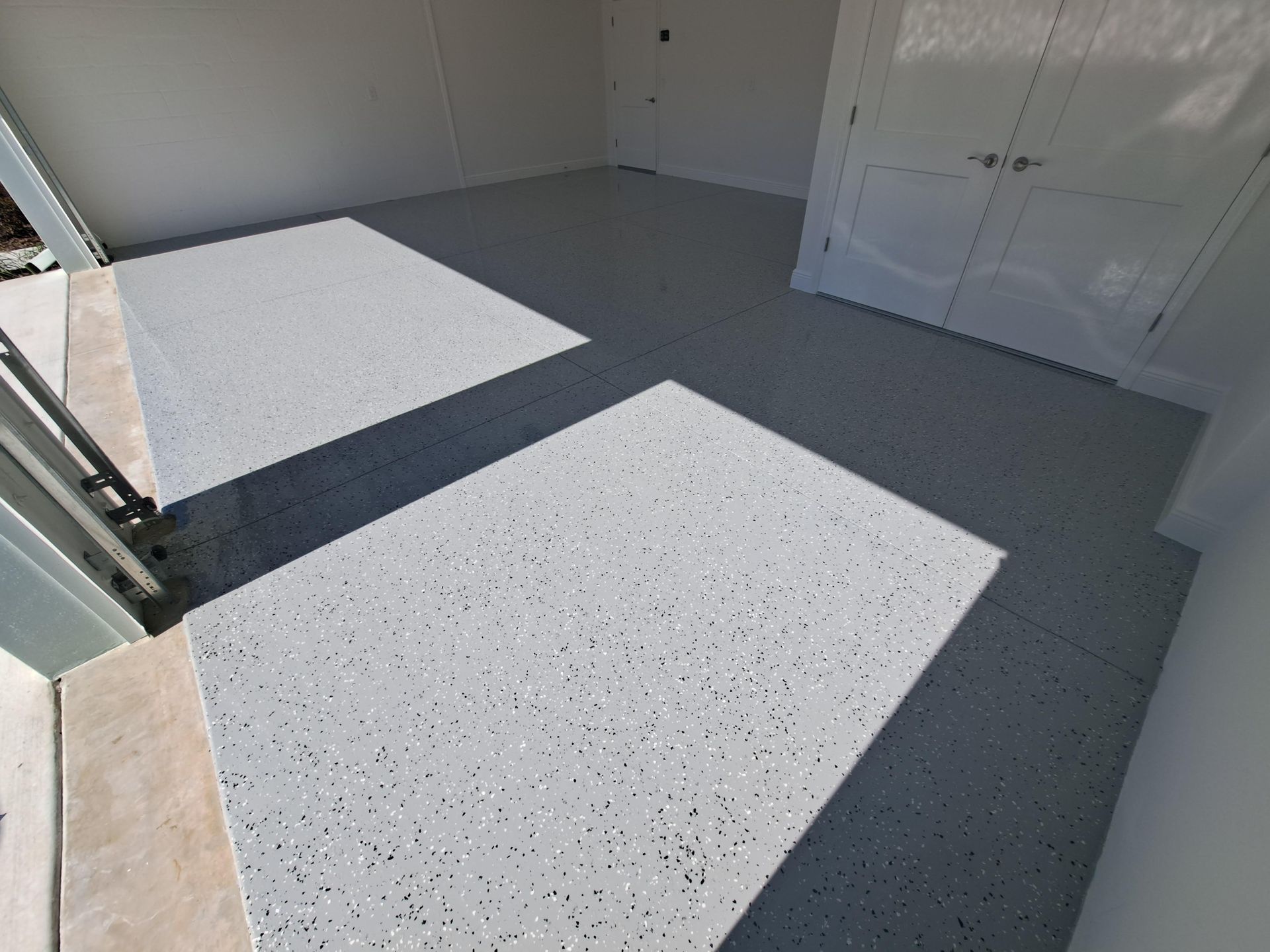 A room with a gray and white rug on the floor.