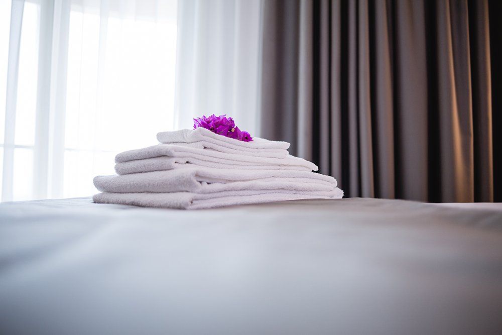 asciugami piegati con fiore decorativo