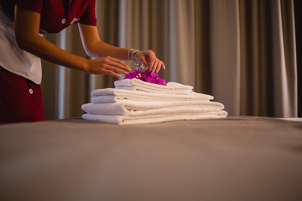 sistemazione asciugami in stanza d'albergo