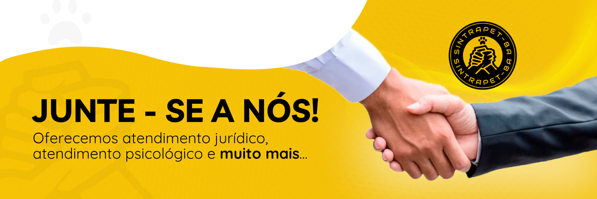 Um homem e uma mulher estão apertando as mãos em um escritório.