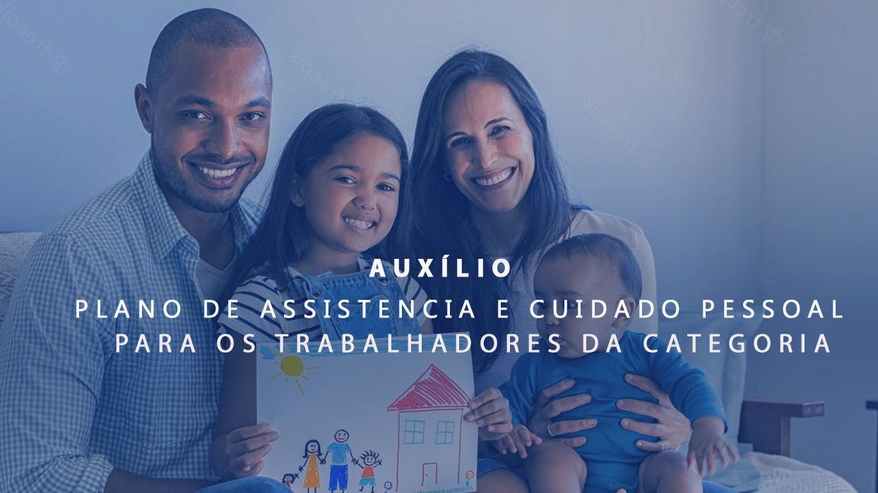 Uma família está posando para uma foto em frente a um desenho de uma casa.