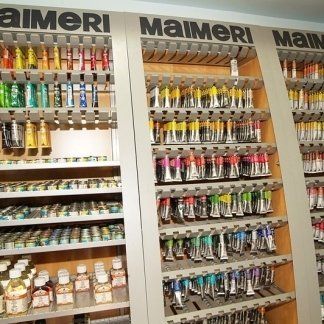 scaffale con colori e vernici