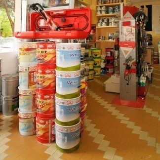 colori e barattoli vernici