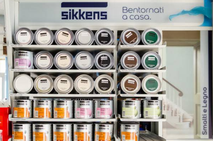 Barattoli di vernice sugli scaffali di un negozio, con vari colori del marchio 