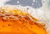 Liquido ambrato con bolle, vista ravvicinata.