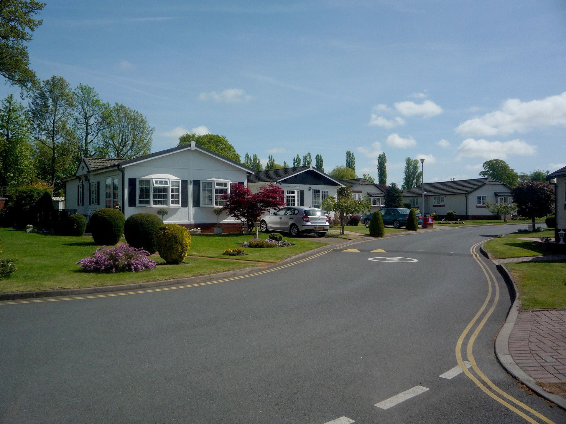 A row of houses are lined up on the side of a road