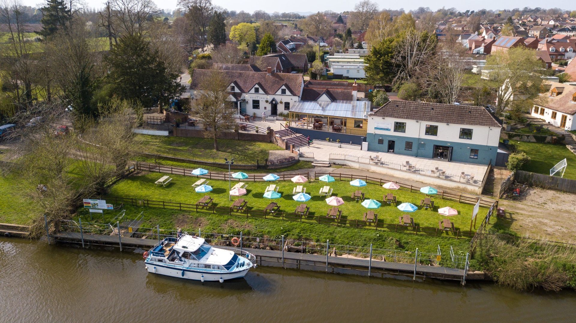 The Fleet Inn, a Pub by the river in Twyning