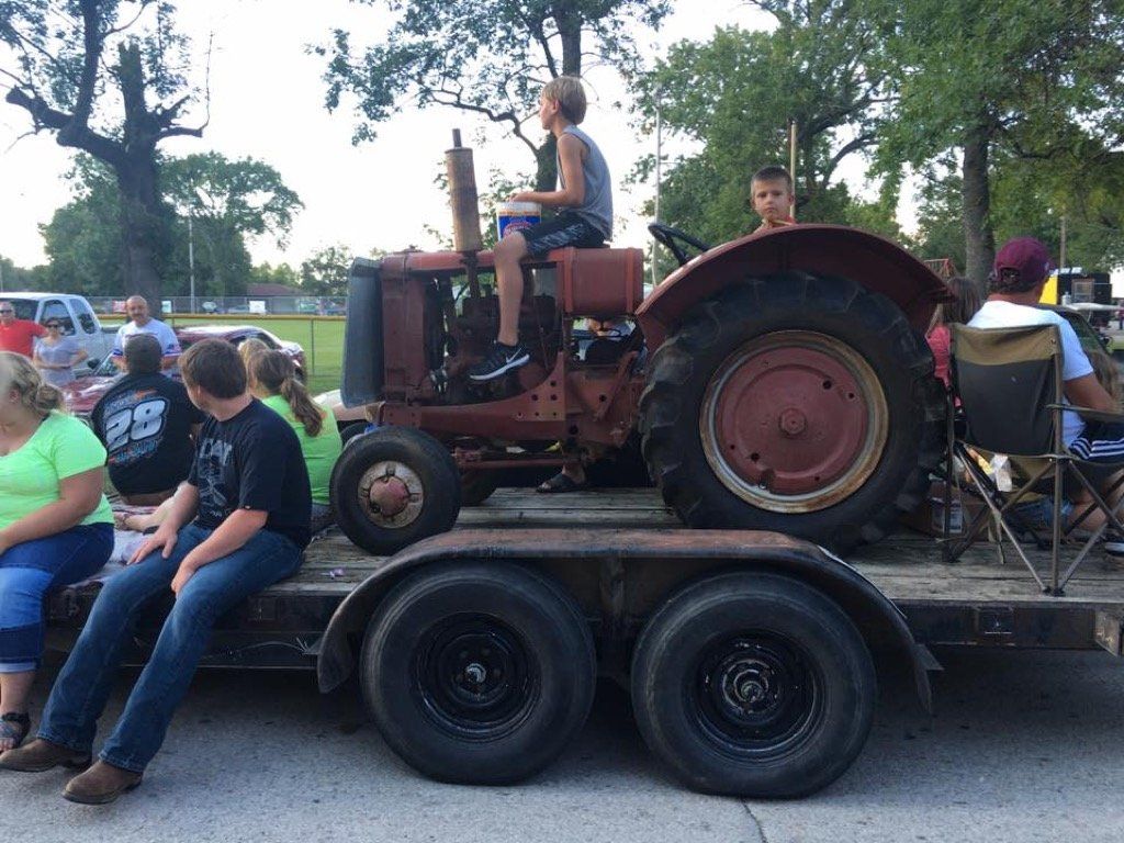 Sheldon Parade 7 old tractor float-52