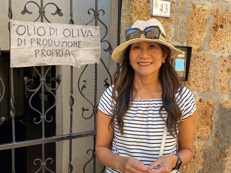 Image of Olivia Steele in front of a historic site