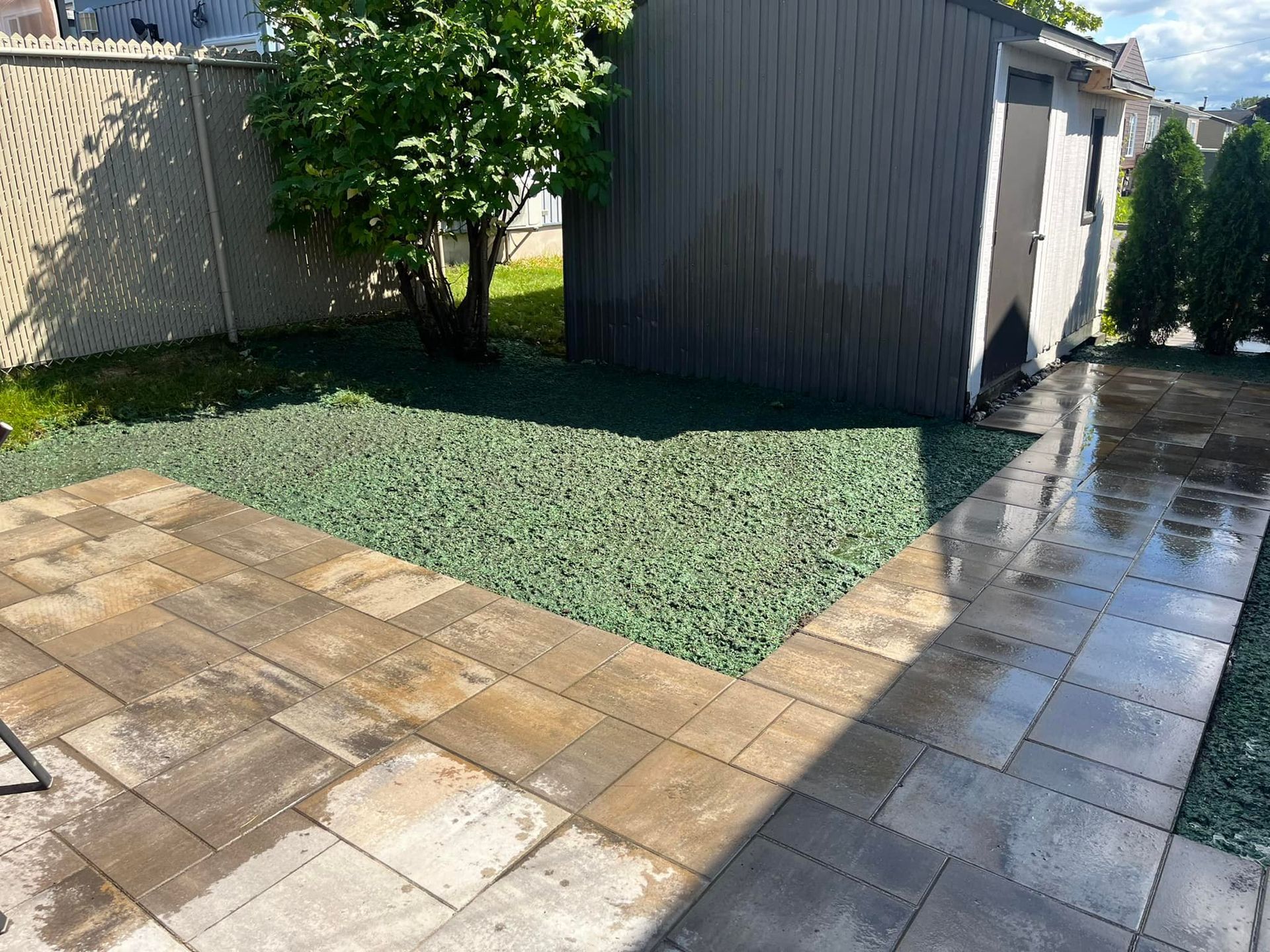 Il y a un hangar dans l'arrière-cour avec un patio devant.