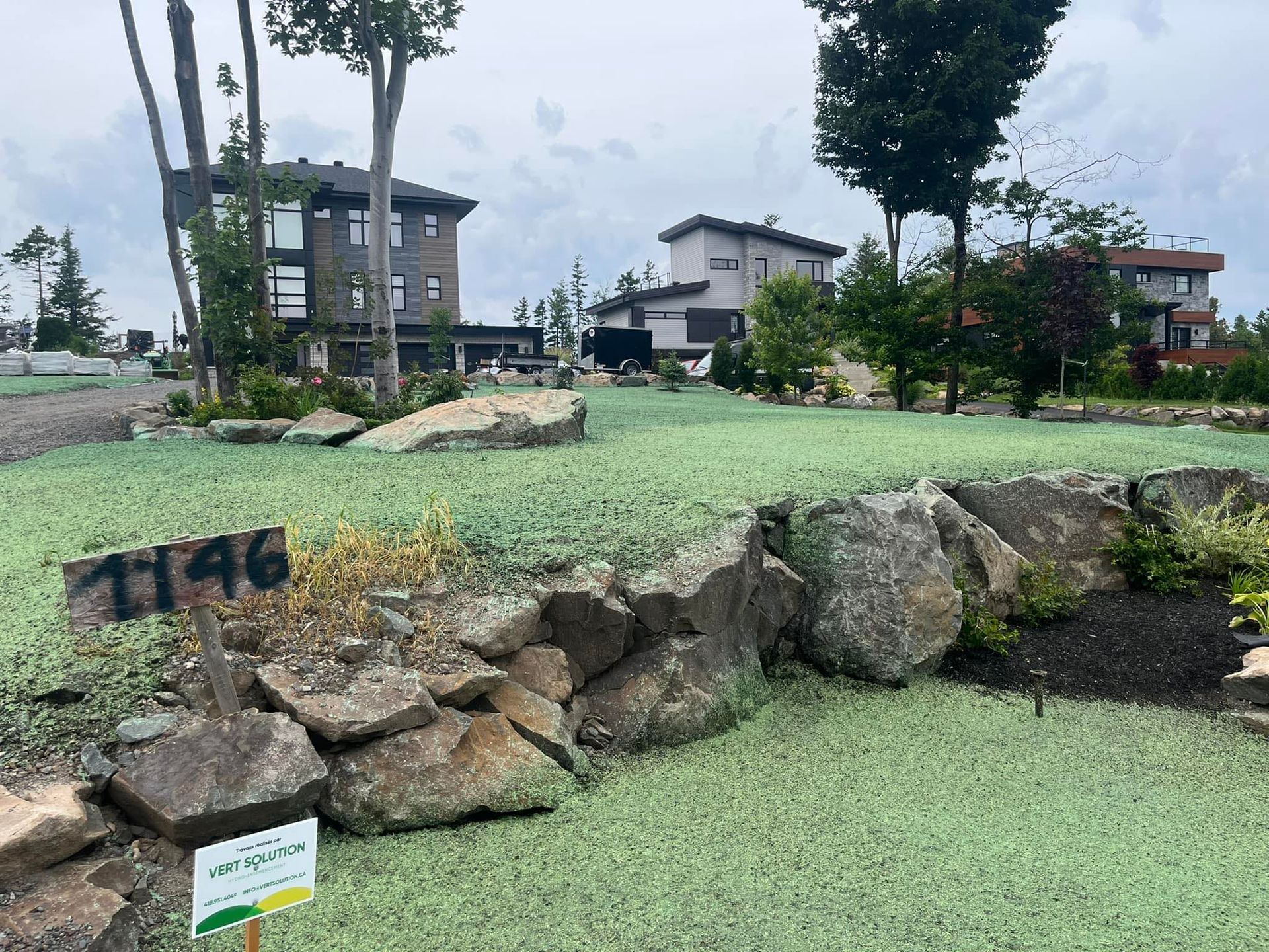 Une pelouse avec un panneau indiquant 1446