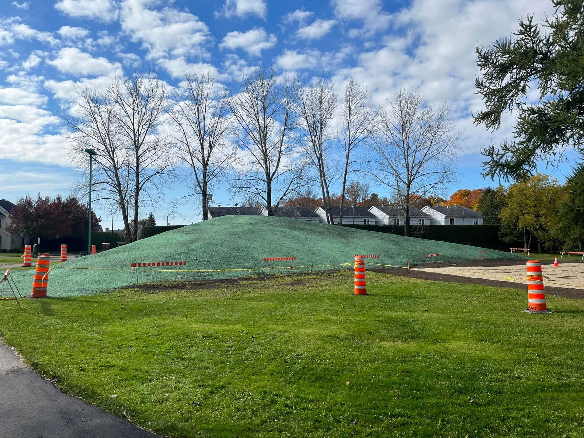 Un grand monticule d'herbe se trouve au milieu d'un parc.