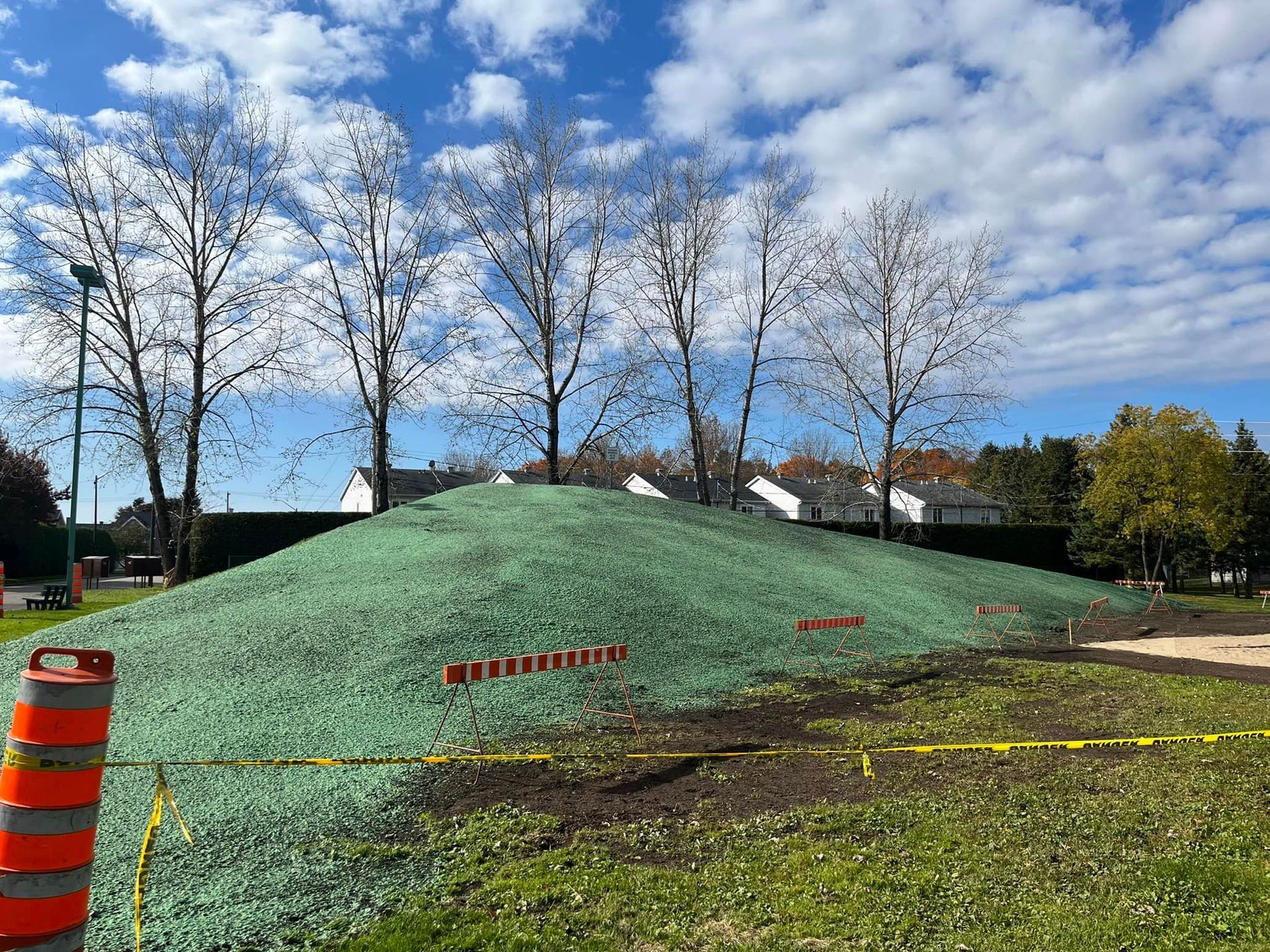 Un gros tas d'herbe se trouve au milieu d'un champ.