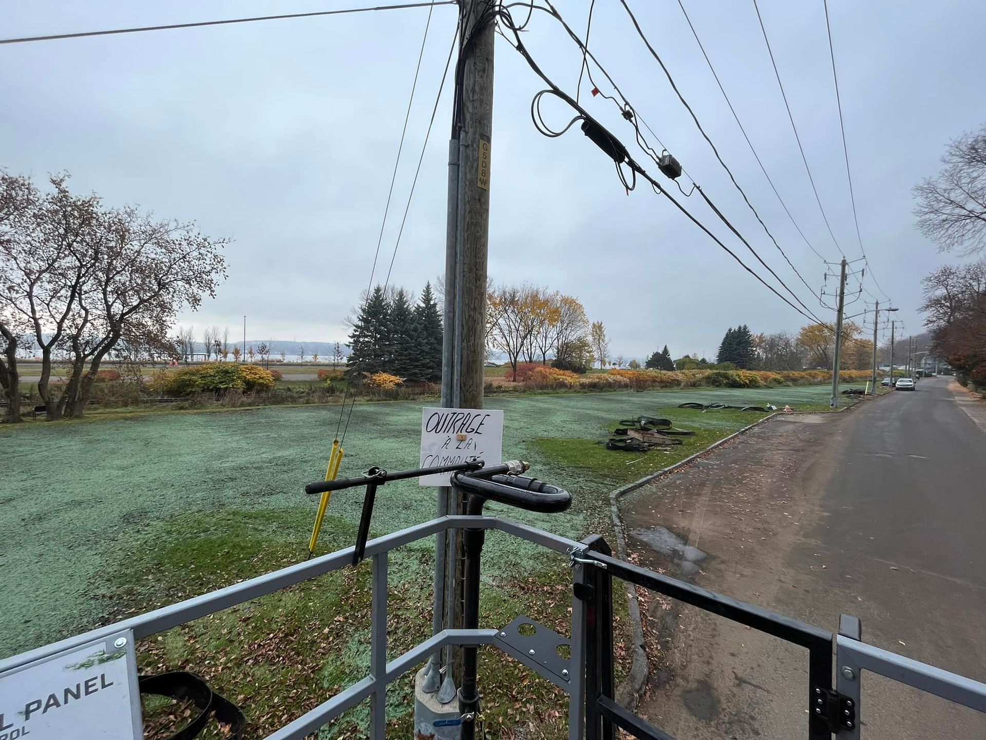 Une clôture avec un panneau indiquant panneau dessus