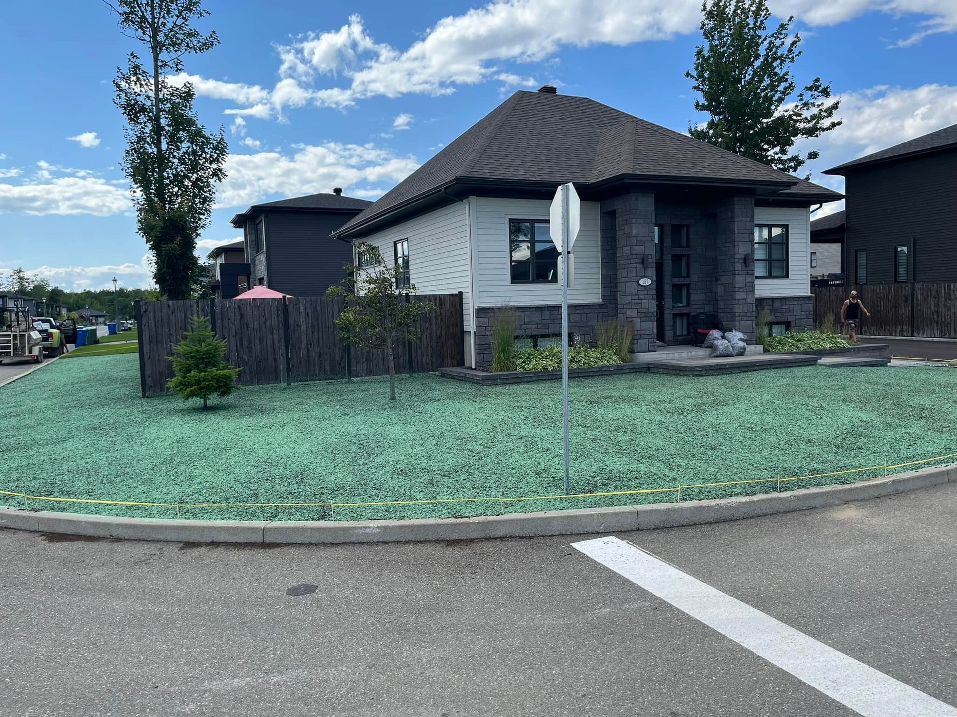 Une maison avec beaucoup d'herbe verte devant.