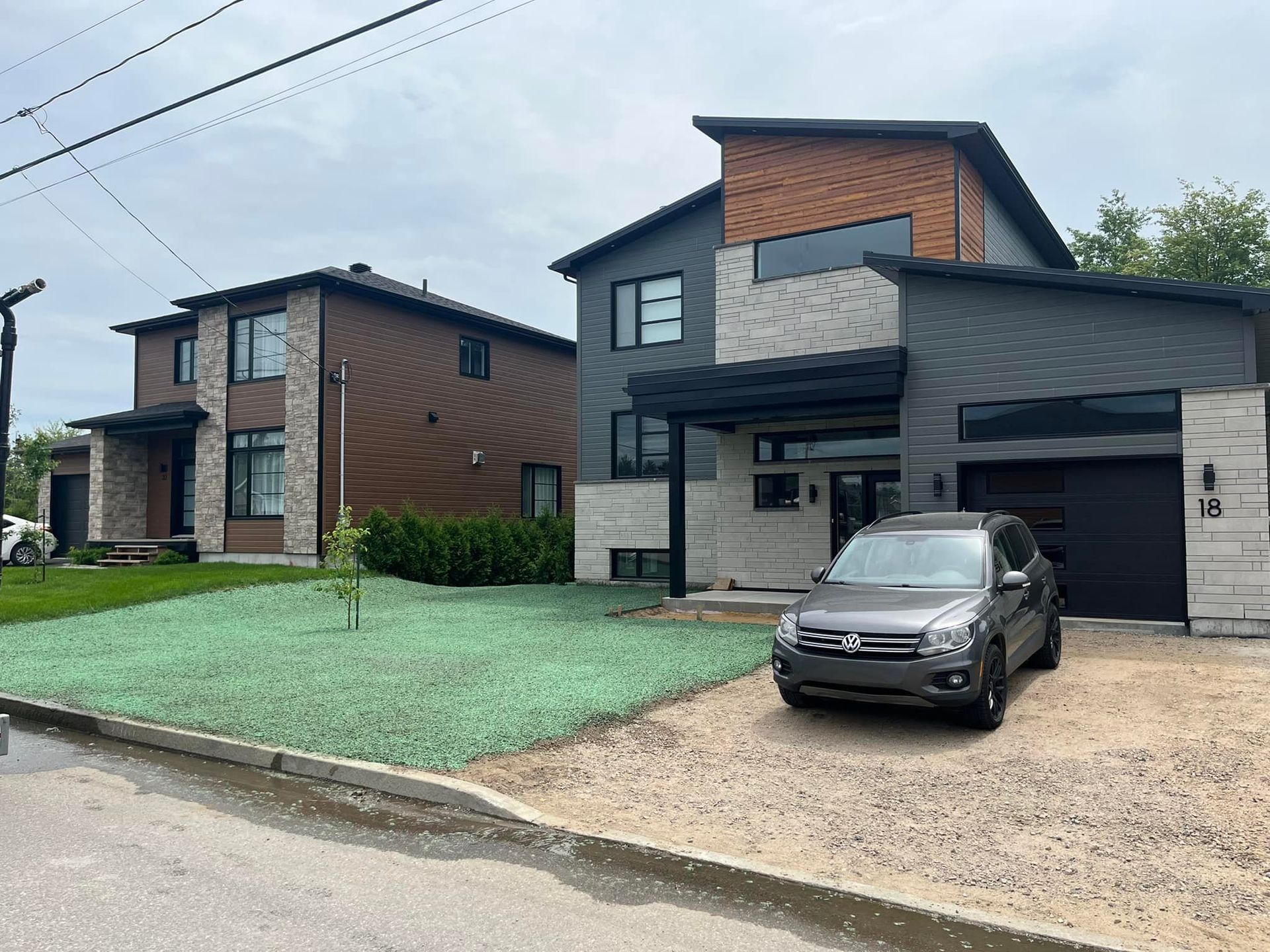 Une voiture est garée devant une maison.