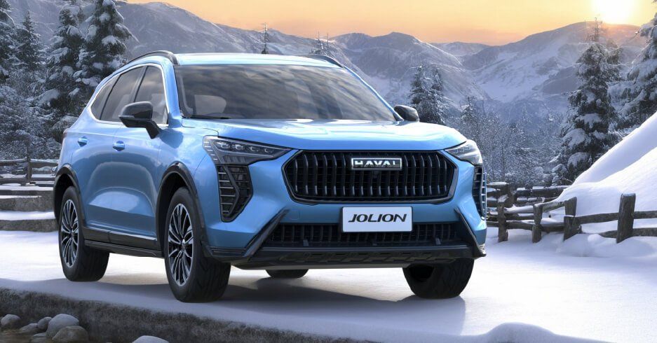 SUV Haval Jolion azul en una carretera nevada con montañas de fondo.