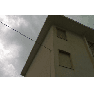 palazzina con cielo grigio sullo sfondo