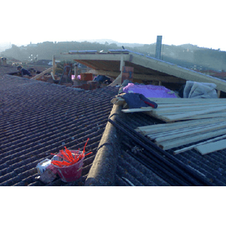 vista di un tetto in fase di completamento