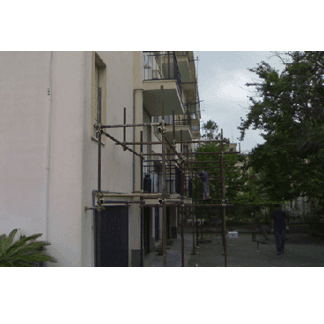 impalcature intorno a palazzina