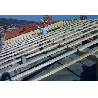 operai al lavoro nell'allestimento di un tetto