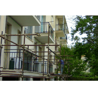 palazzina con impalcature in primo piano