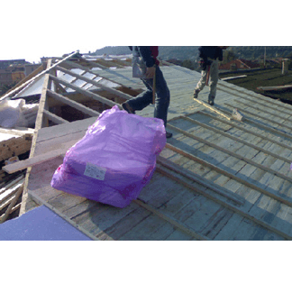 Operai con del materiale in una sacca viola