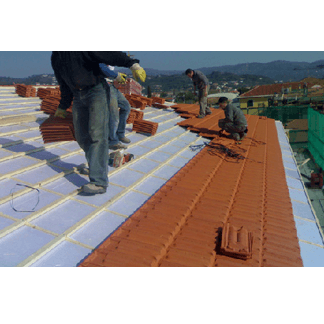 posa in opera delle tegole da squadra di quattro operai