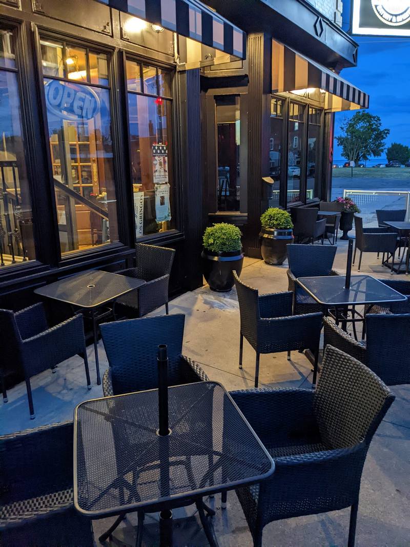 Fin's Eatery & Spirits restaurant outdoor seating