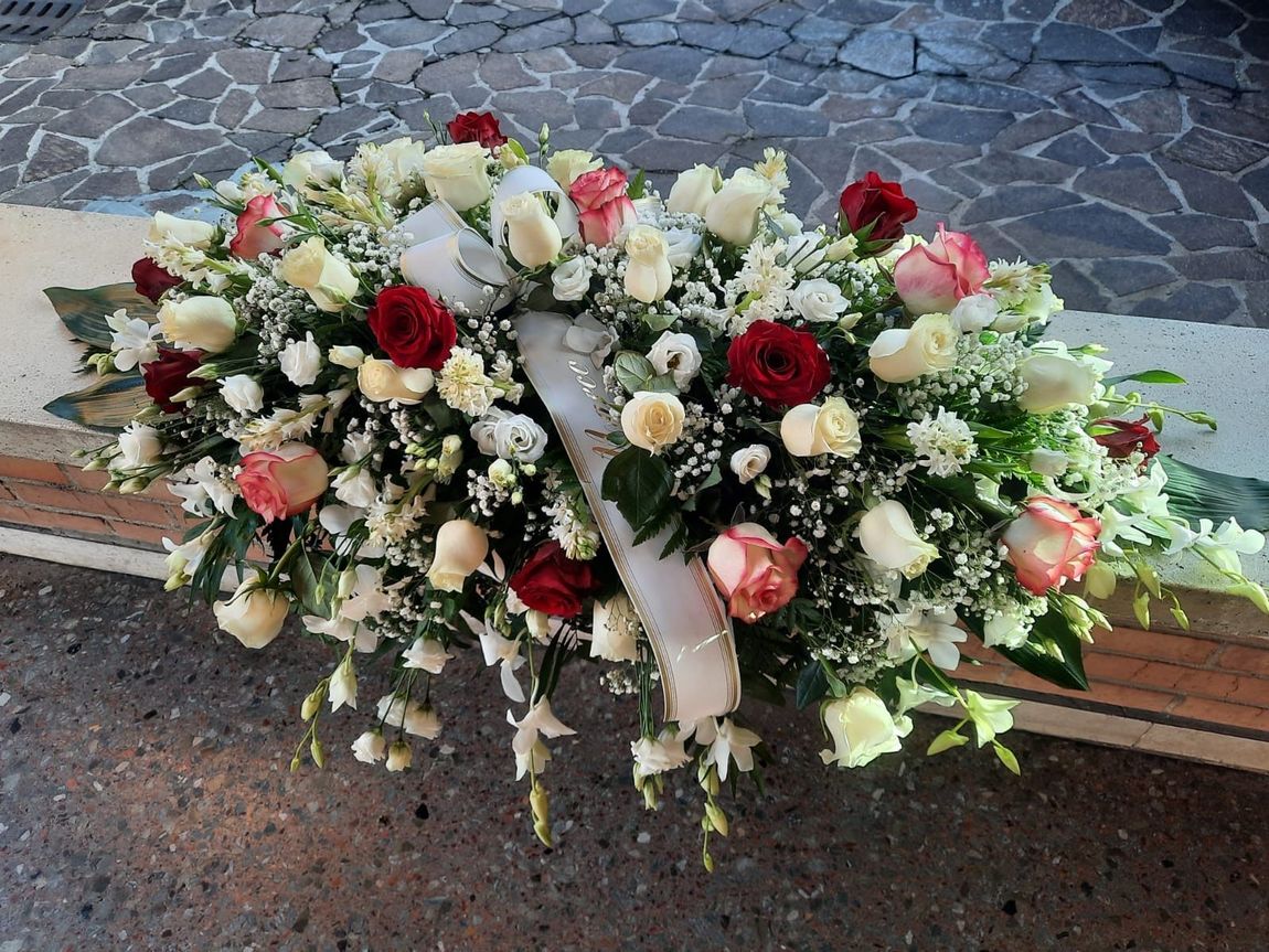composizione floreale funebre Romano Rossi