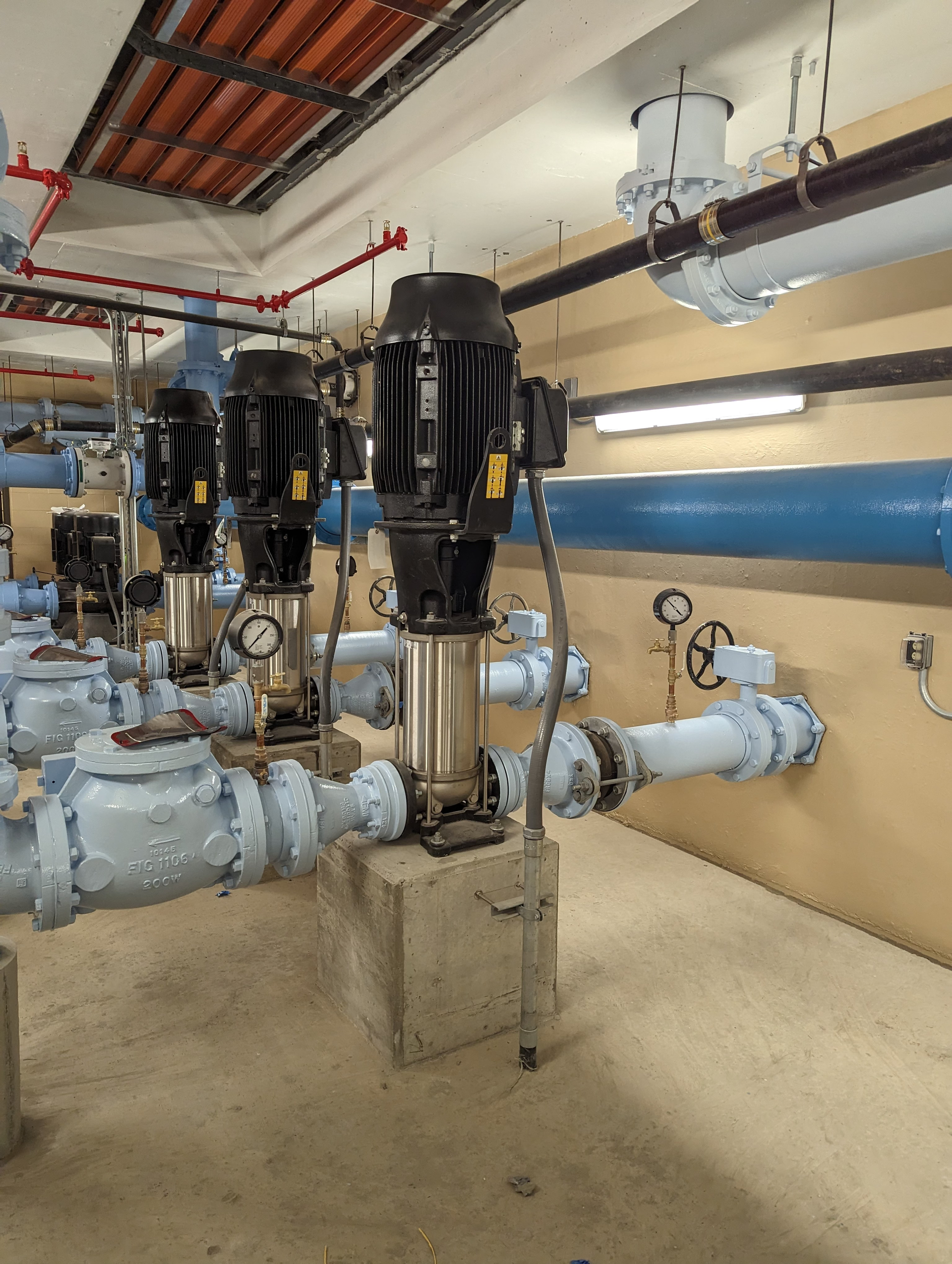 A room filled with lots of pipes and pumps