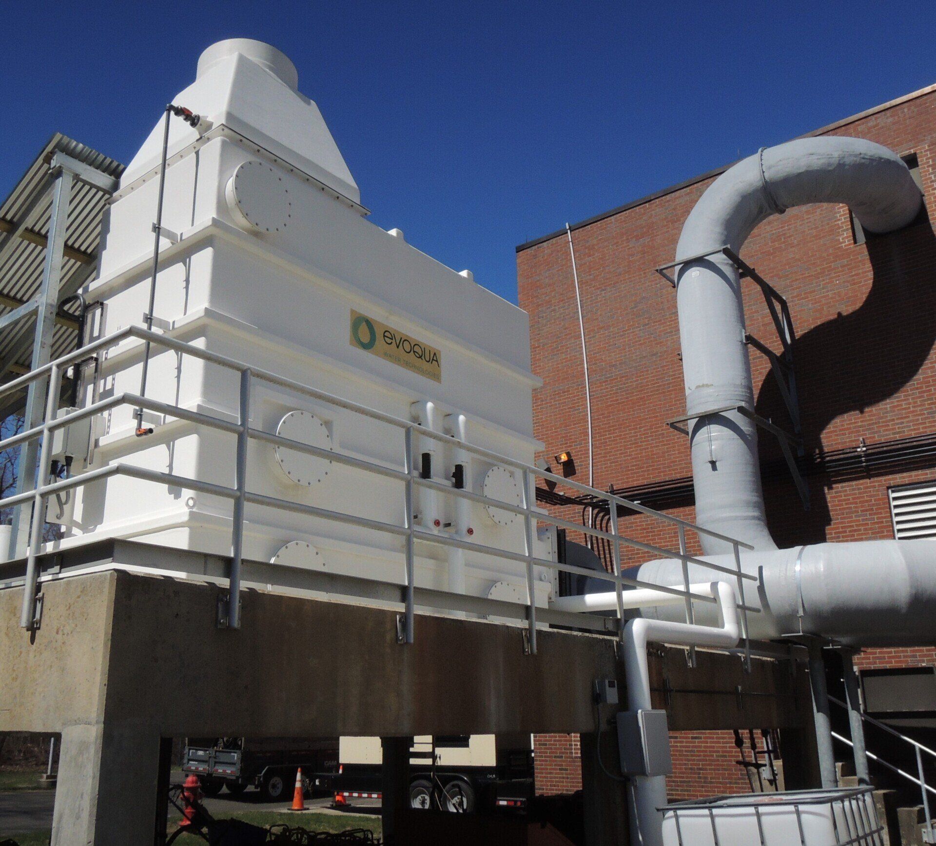 A large white tank with a yellow tag that says o'neill on it