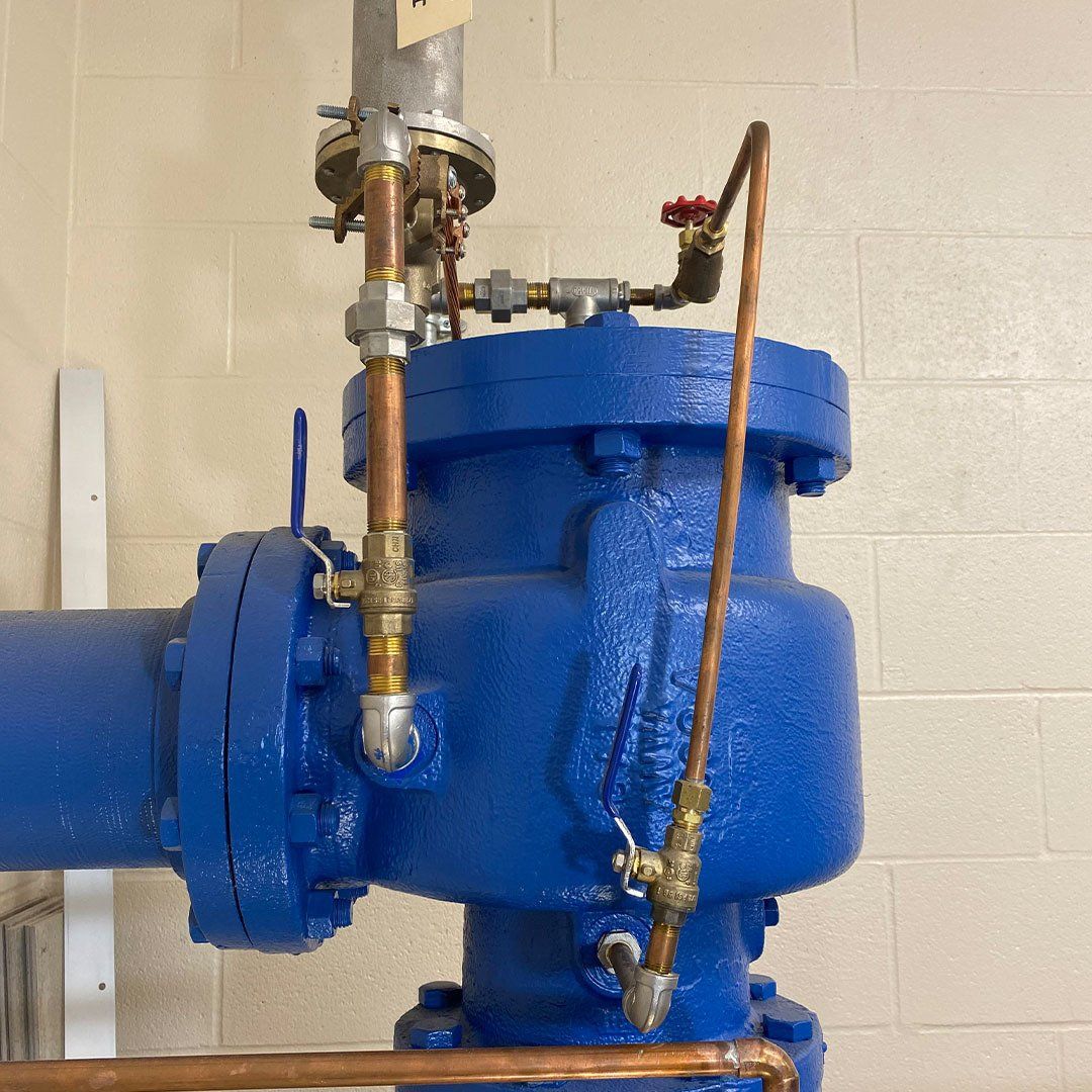 A blue pipe with copper pipes attached to it