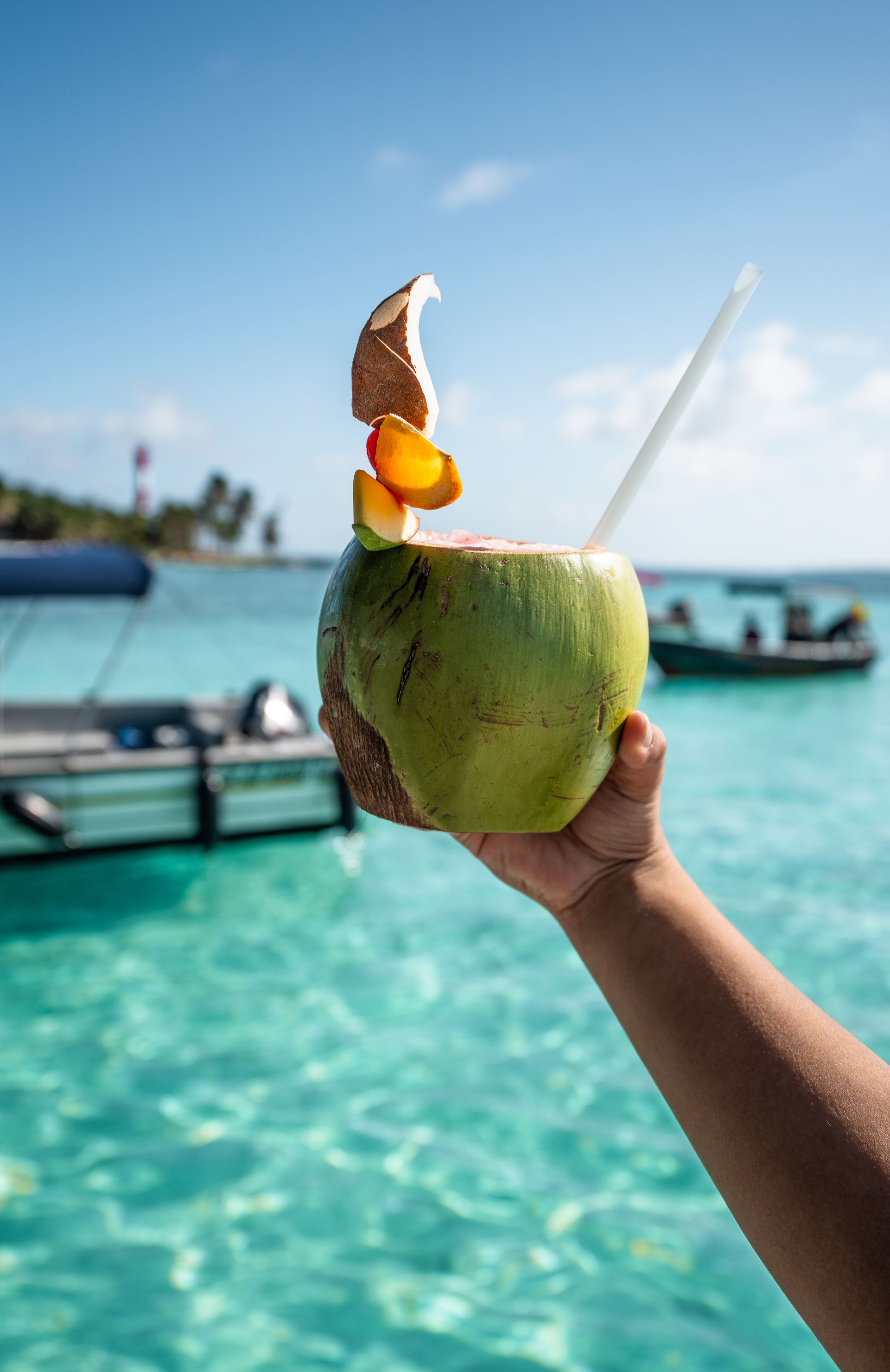 Cóctel tropical en muelle de San Andrés, buen clima para viajar y planes en la isla cerca de Hotel Sea Avenue