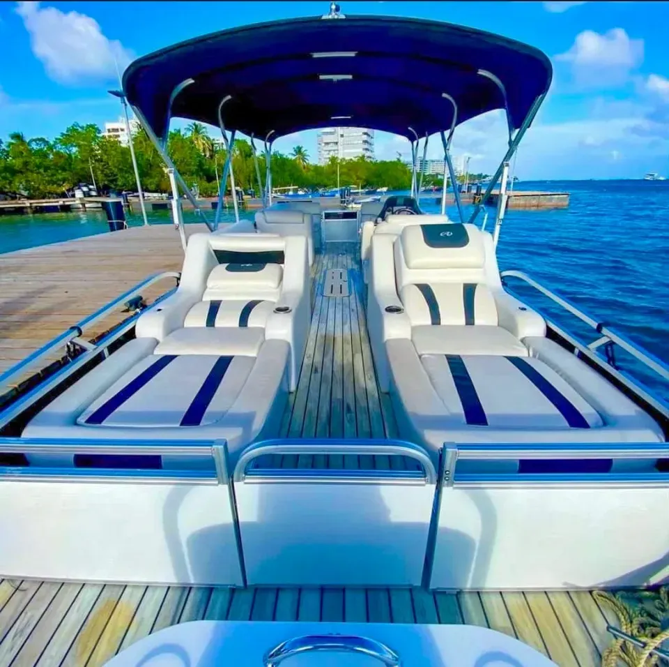 Lancha turística en San Andrés lista para zarpar, ideal para los huéspedes del Hotel Sea Avenue que buscan tours y experiencias frente al mar Caribe.