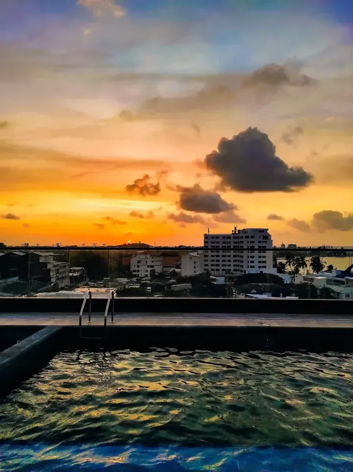 Atardecer desde el rooftop del Hotel Sea Avenue en San Andrés, con vista al mar Caribe y piscina panorámica en el centro de la isla.