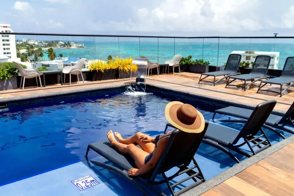 Rooftop del Hotel Sea Avenue en San Andrés centro, con piscina frente al mar y espacio ideal para relajarse bajo el sol del Caribe.