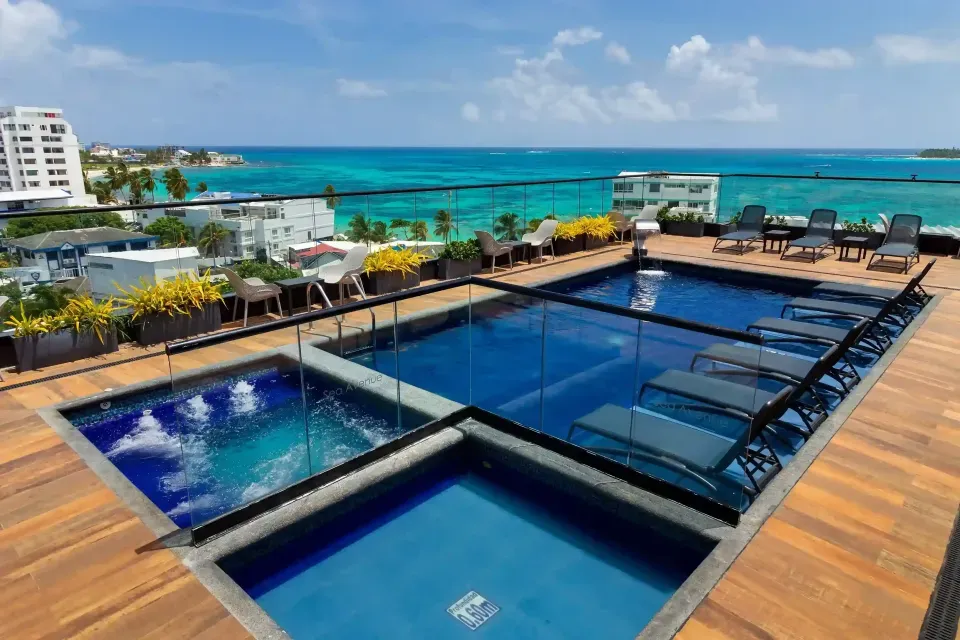 Rooftop en Hotel Sea Avenue San Andrés con vista al mar Caribe, escenario ideal para momentos especiales y celebraciones románticas.