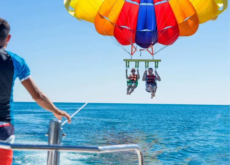 Parasailing en San Andrés frente al mar Caribe, experiencia incluida al viajar con promociones a San Andrés y hospedarse en Sea Avenue Hotel.