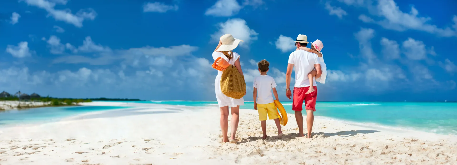 Familia disfrutando de la playa en San Andrés durante sus vacaciones en la isla, una experiencia ideal al viajar con promociones a San Andrés y hospedarse en Sea Avenue Hotel.