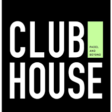 Het logo voor clubhouse padel en verder staat op een zwarte achtergrond.
