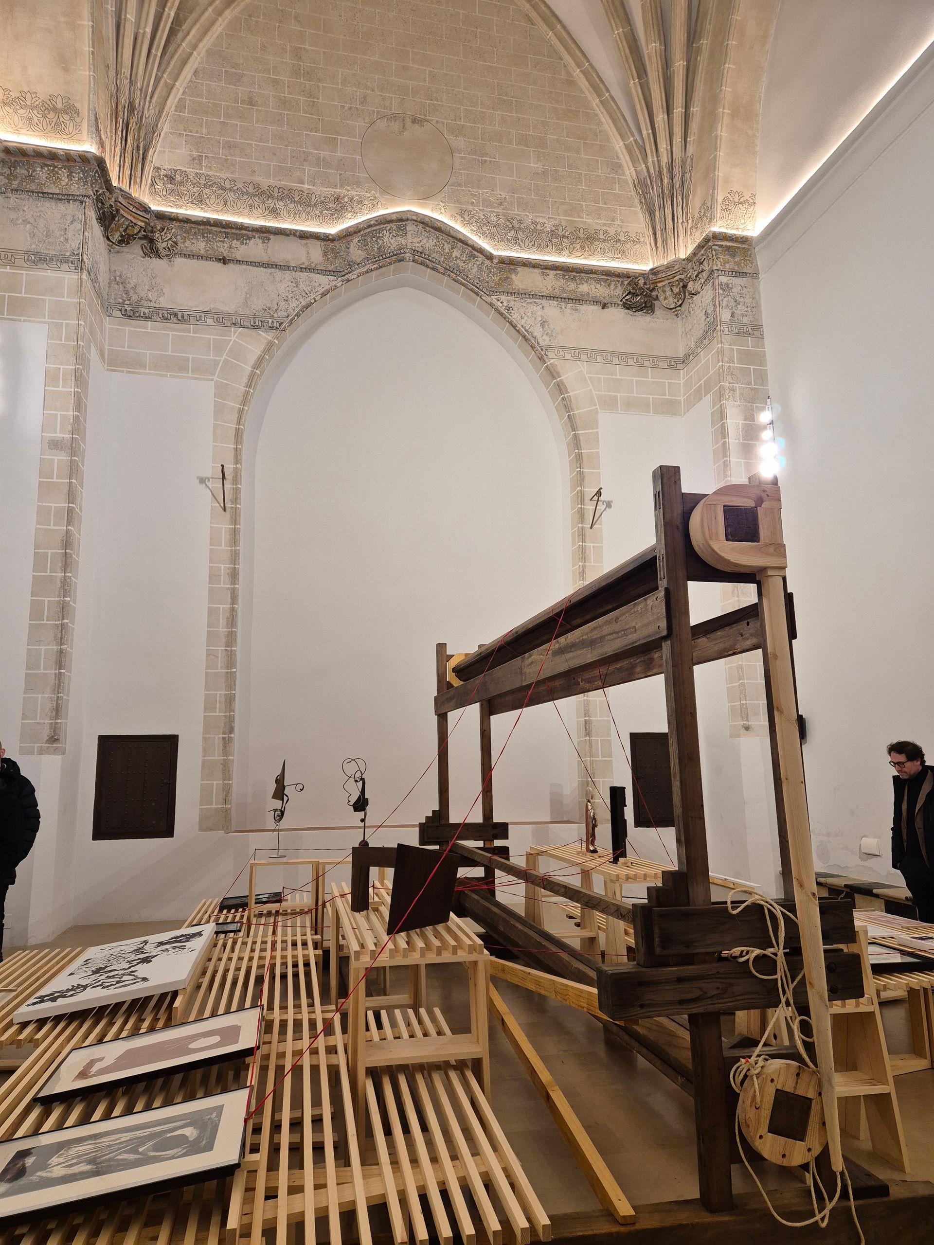 a man is standing in the conservatorio San Felipe with a loom in it