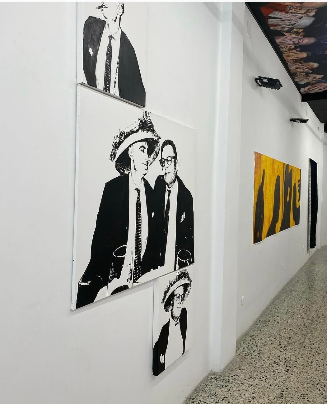 A hallway with a couple of paintings on the wall of Studio RGF Arriaza 11