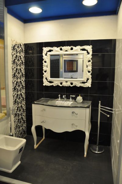 Bagno con mobile bianco