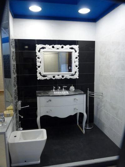 Bagno con parete nera