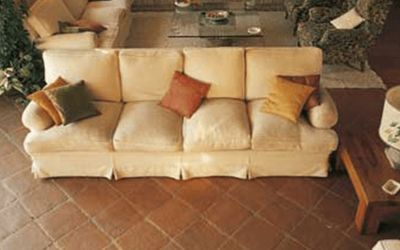 Pavimento in cotto e divano