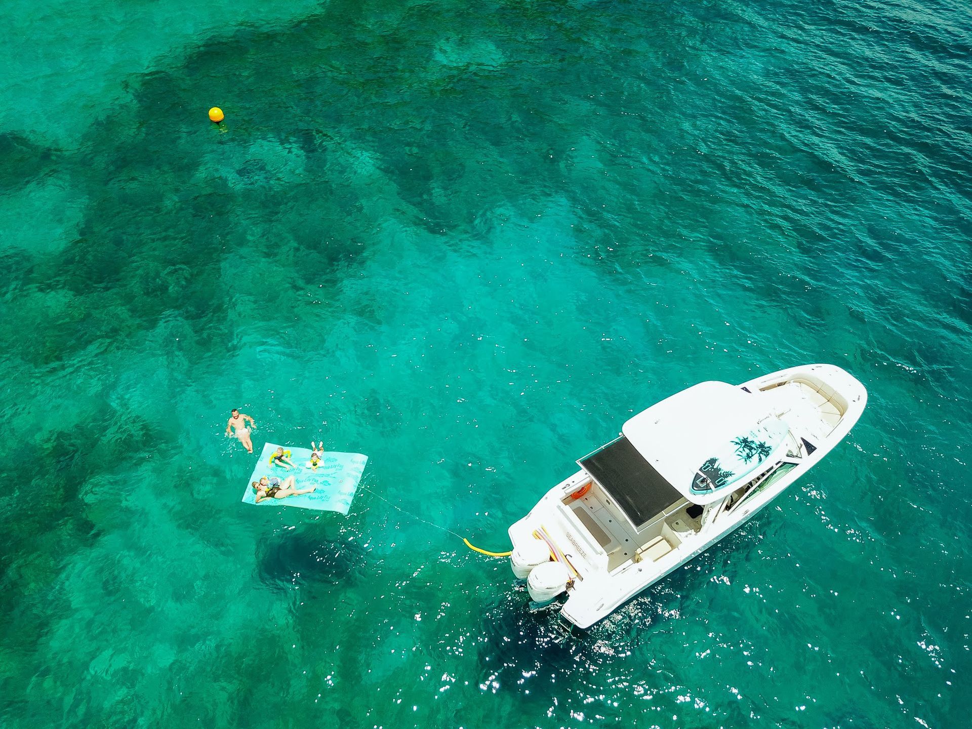 An aerial view of a boat in the middle of the ocean.