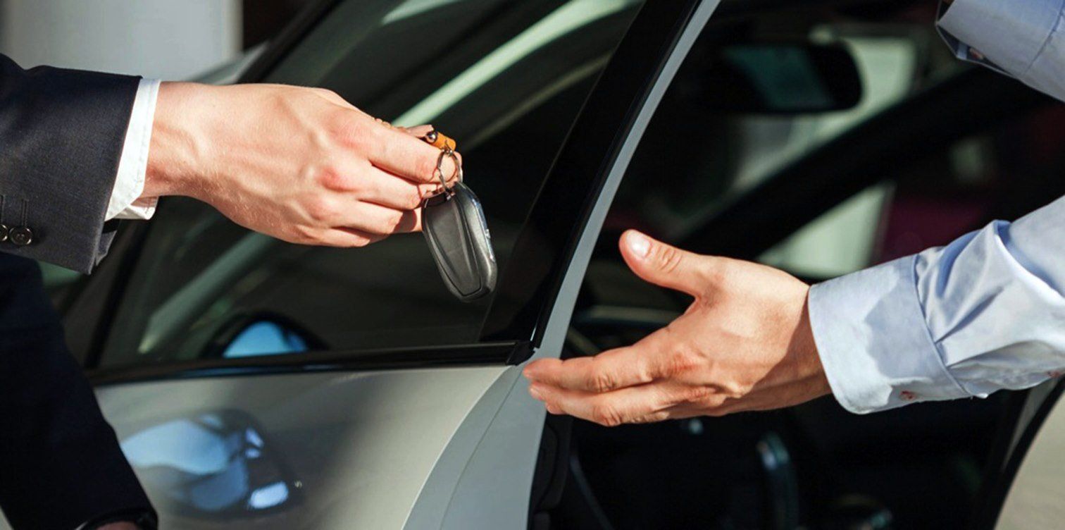 consulente mentre consegna auto a noleggio al cliente