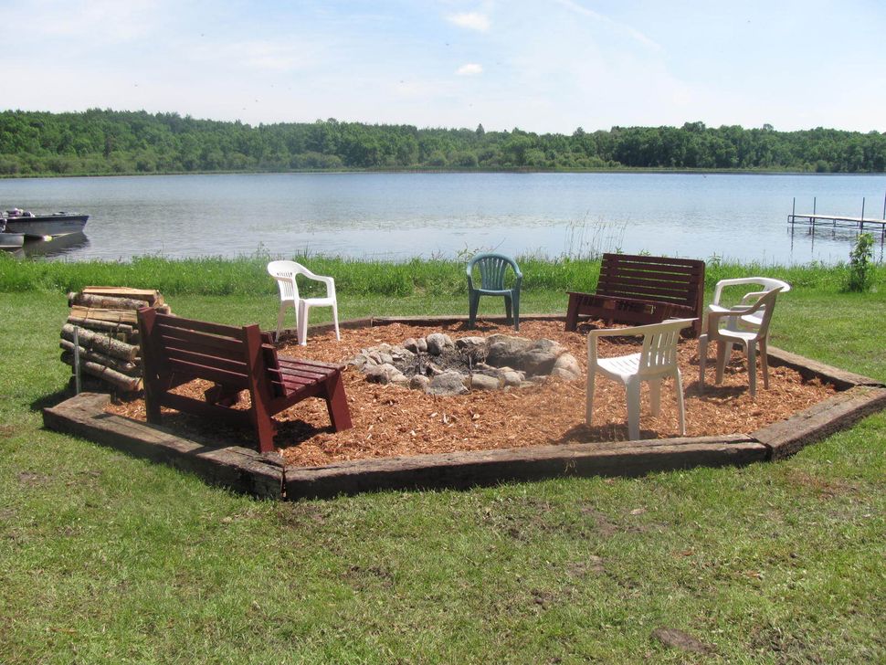 chairs-around-fire-pit