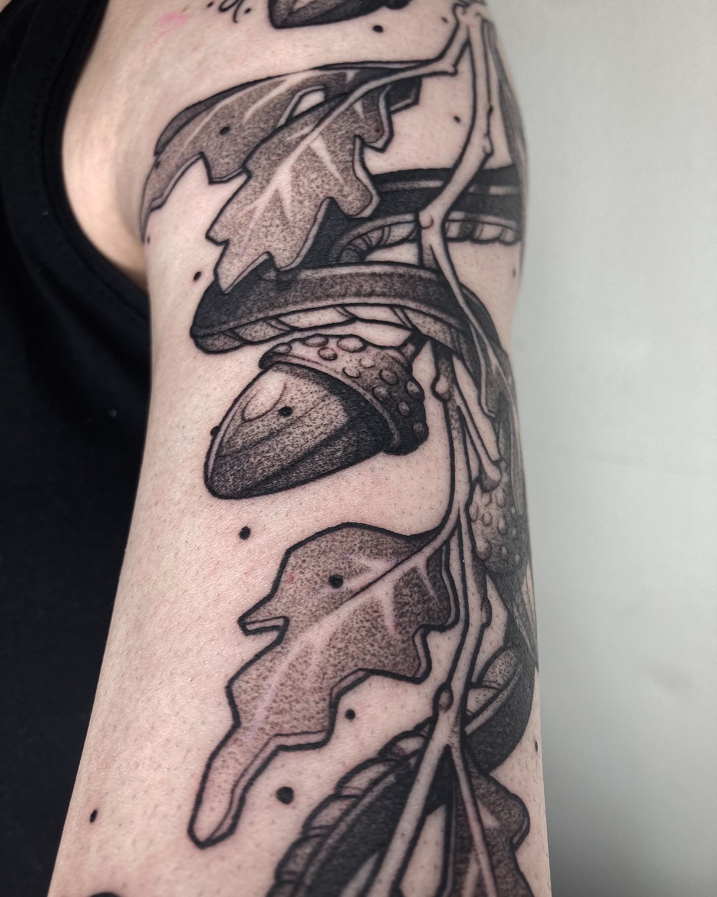 Arm sleeve tattoo Enzo Swart, Sideways Tattoo. snake branches botanical blackwork leaves bladeren acorn pointillism.